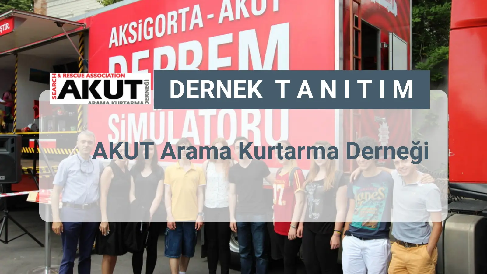 1994 yılında Bolkar Dağlarında kaybolan 2 üniversite öğrencisinin 14 gün arandığı ve sonuçsuz kalan arama çalışmaları akabinde, dağları iyi bilen fakat arama-kurtarma konusunda bilgileri sınırlı olan bir grup dağcı bir araya gelerek 1995 yılında AKUT’u kurmuştur. Bu grup, aynı yıl AKUT ismi altında, Uludağ’da ilk kurtarma faaliyetini gerçekleştirmiştir. Dernek, 14 Mart 1996 yılında “AKUT Arama Kurtarma Derneği” adı altında resmî kuruluşunu tamamlamıştır.